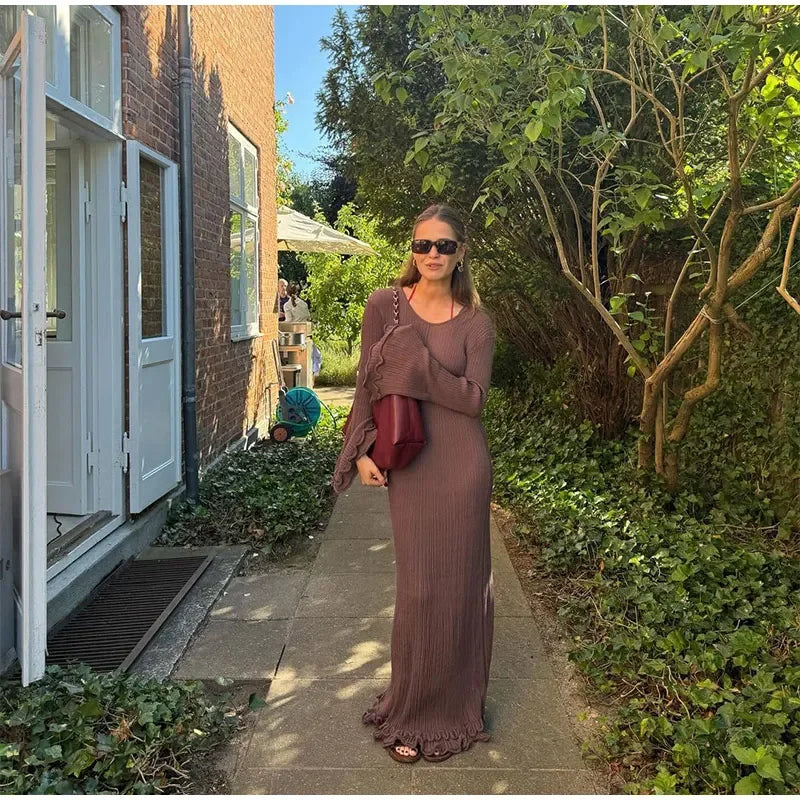 Lena κομψό maxi πλεκτό φόρεμα με ανοιχτή πλάτη και διακριτικά βολάν