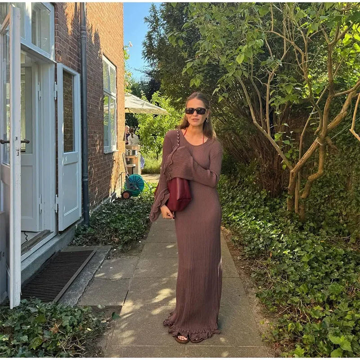 Lena κομψό maxi πλεκτό φόρεμα με ανοιχτή πλάτη και διακριτικά βολάν