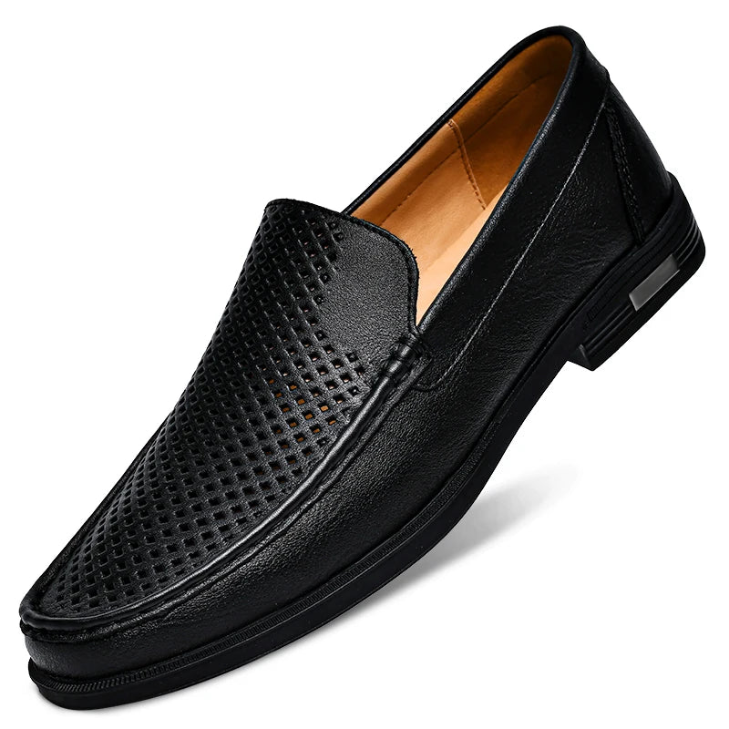 Sort læderloafers til mænd med perforeret design, komfortabel pasform og moderne stil. Perfekt til både formelle og afslappede lejligheder.