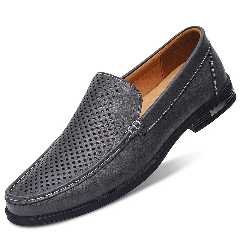 Grå herresko i læder med perforeret design, komfortabel slip-on stil, ideel til sommerbrug. Elegant og åndbar sko til mænd.