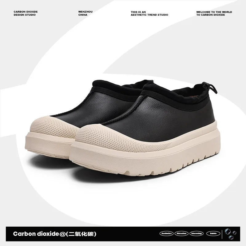 Sort og hvid sneaker med tyk sål, minimalistisk design. Moderne unisex sko, velegnet til hverdagsbrug. Komfortabel og stilfuld fodtøj.