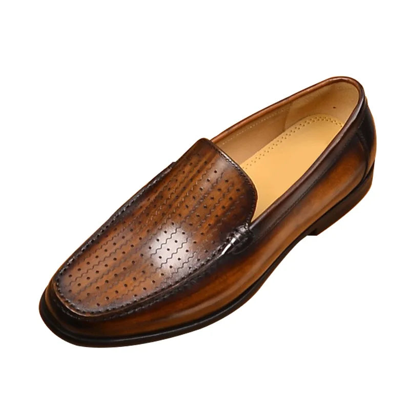 Brun læderloafer til mænd med perforeret mønster, elegant og stilfuld sko til formelle anledninger. Komfortabelt design, høj kvalitet.