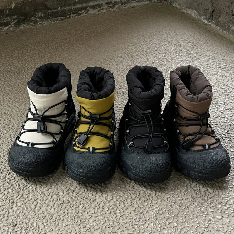 Fire par vinterstøvler i forskellige farver: hvid, gul, sort og brun. Støvlerne har snørebånd og robust sål, ideelle til kolde vejrforhold.