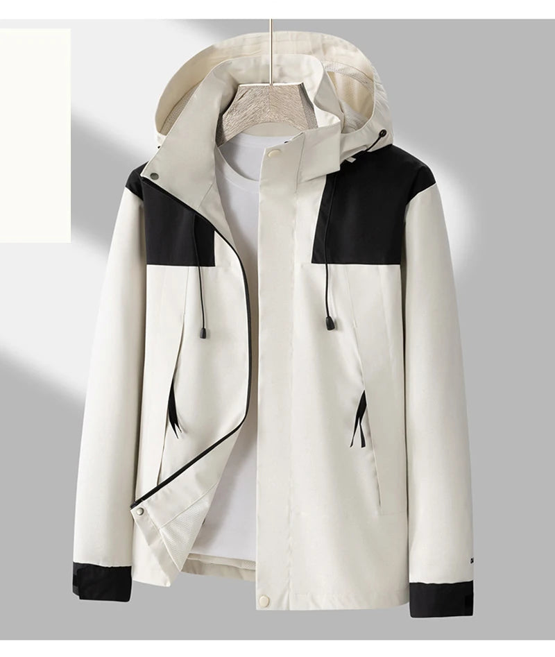 Hvid og sort herrejakke med hætte, lynlås og snoretræk. Moderne design, velegnet til forår og efterår. Stilfuld og funktionel overtøj.