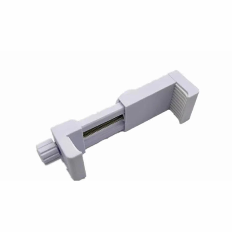 Hvid justerbar skruetvinge til værksted, robust design, ideel til præcisionsarbejde og fastgørelse. Perfekt til gør-det-selv-projekter.