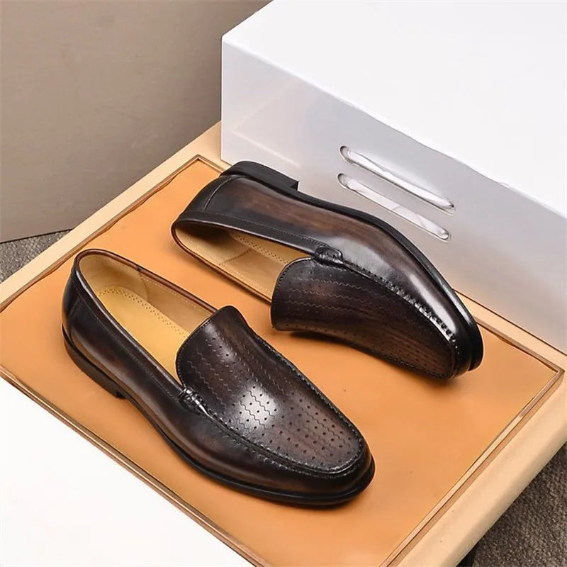 Brune lædersko til mænd på en kasse, elegante loafers med perforeret mønster, ideelle til formelle lejligheder. Klassisk herremode fodtøj.