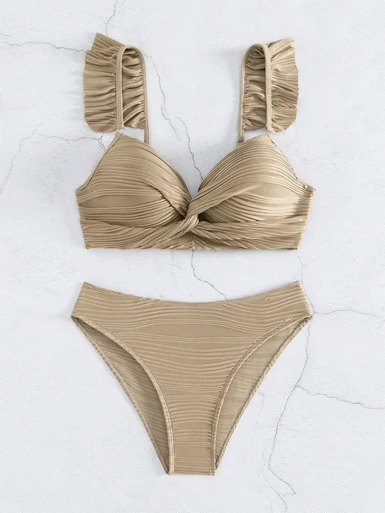 Beige bikini med rynkede stropper og twist-detalje. Moderne badetøj til kvinder, perfekt til strand og pool. Sommermode 2023.