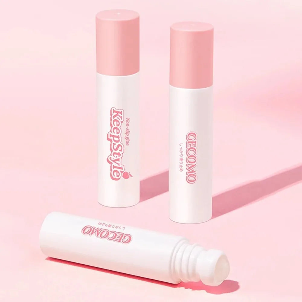 Tre lyserøde og hvide læbepomader på lyserød baggrund. Fugtgivende læbepleje, stilfuldt design, skønhedsprodukter, læbebalsam.