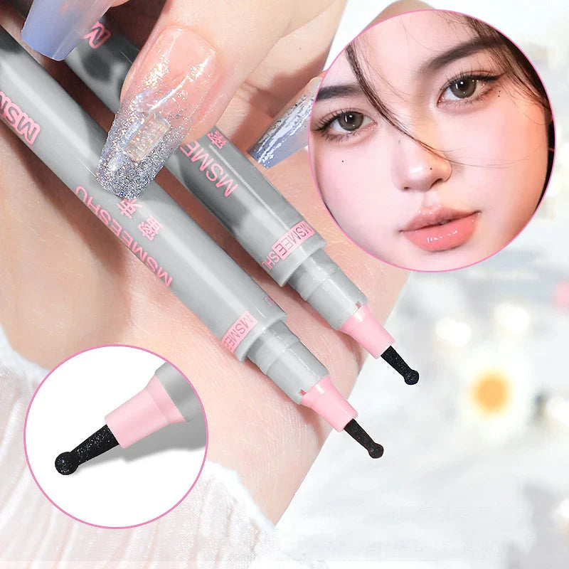 Grå og lyserøde neglepenne med præcise spidser til neglekunst. Perfekt til detaljeret design og manicure. Kvindeligt ansigt i baggrunden.