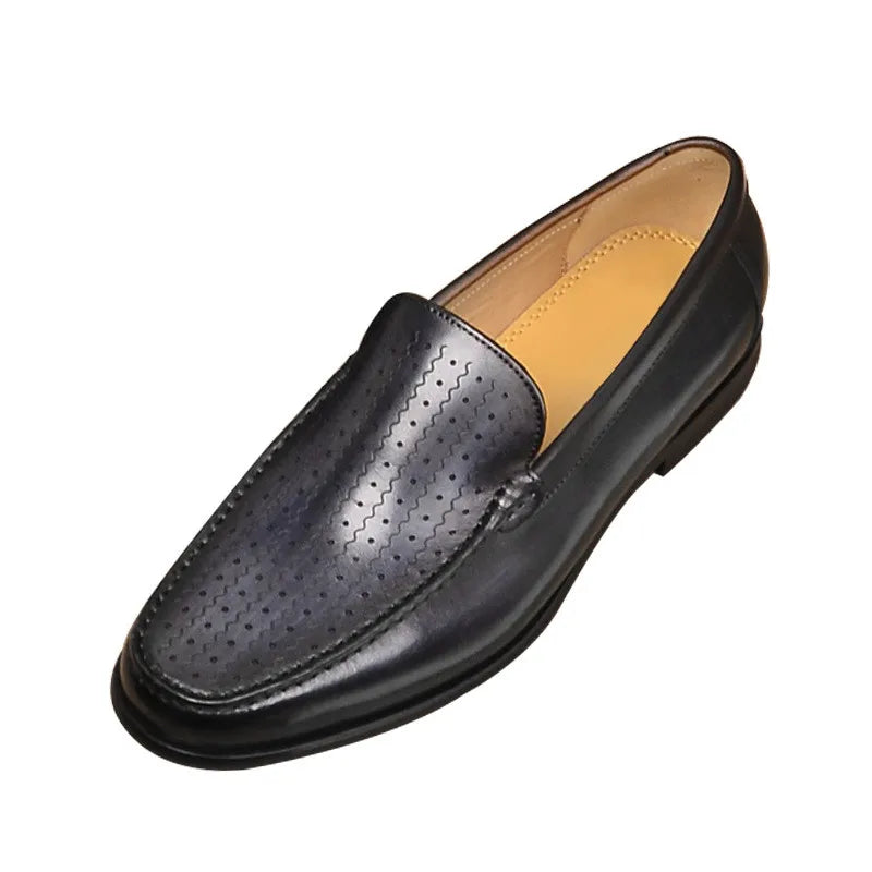 Sort læderloafer til mænd med perforeret mønster, elegant design og komfortabel pasform. Perfekt til både formelle og afslappede anledninger.