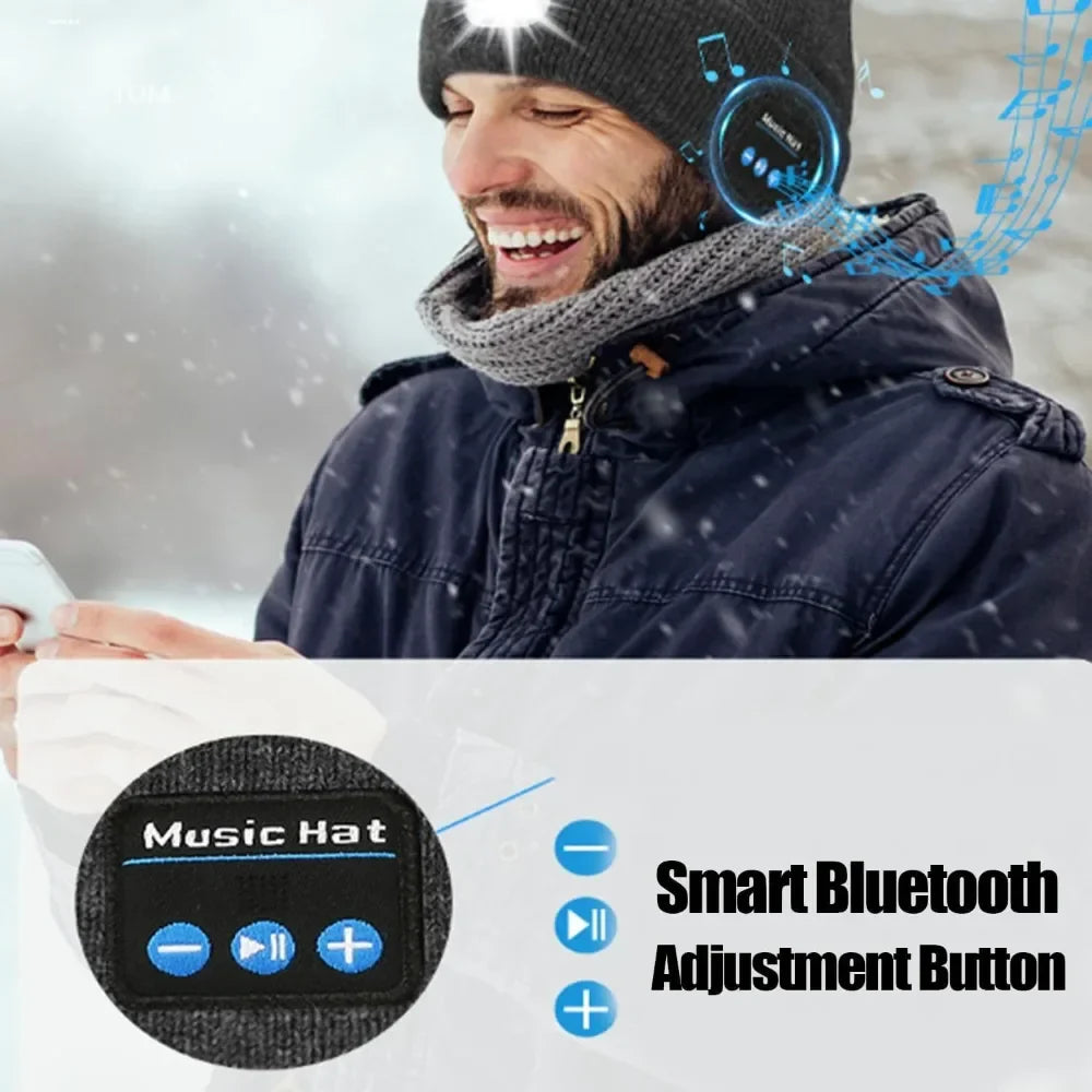 Mand iført smart Bluetooth-musikhue med justeringsknapper, lytter til musik i snevejr. Vintertilbehør, trådløs teknologi, udendørs aktivitet.
