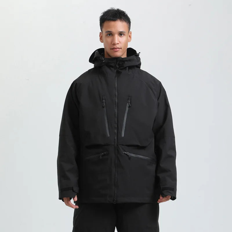 Mand iført sort vinterjakke med hætte, lynlåslommer og vandtæt design. Perfekt til udendørs aktiviteter i koldt vejr.