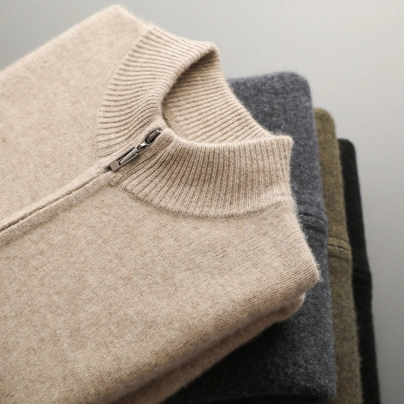 Beige cashmere sweater med lynlås, stablet på grå og olivengrønne trøjer. Luksuriøst strik, blødt materiale, vintermode, herretøj.