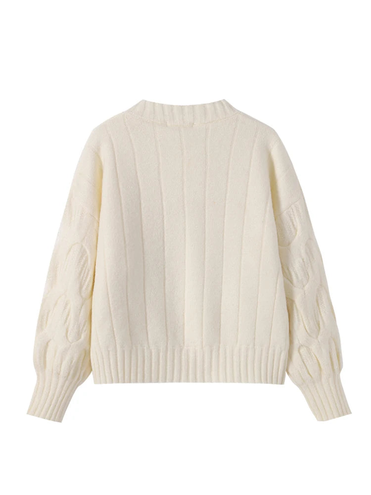 Hvid striktrøje med ribstrikket mønster og ballonærmer, lavet af blødt materiale. Perfekt til vintermode og casual stil.