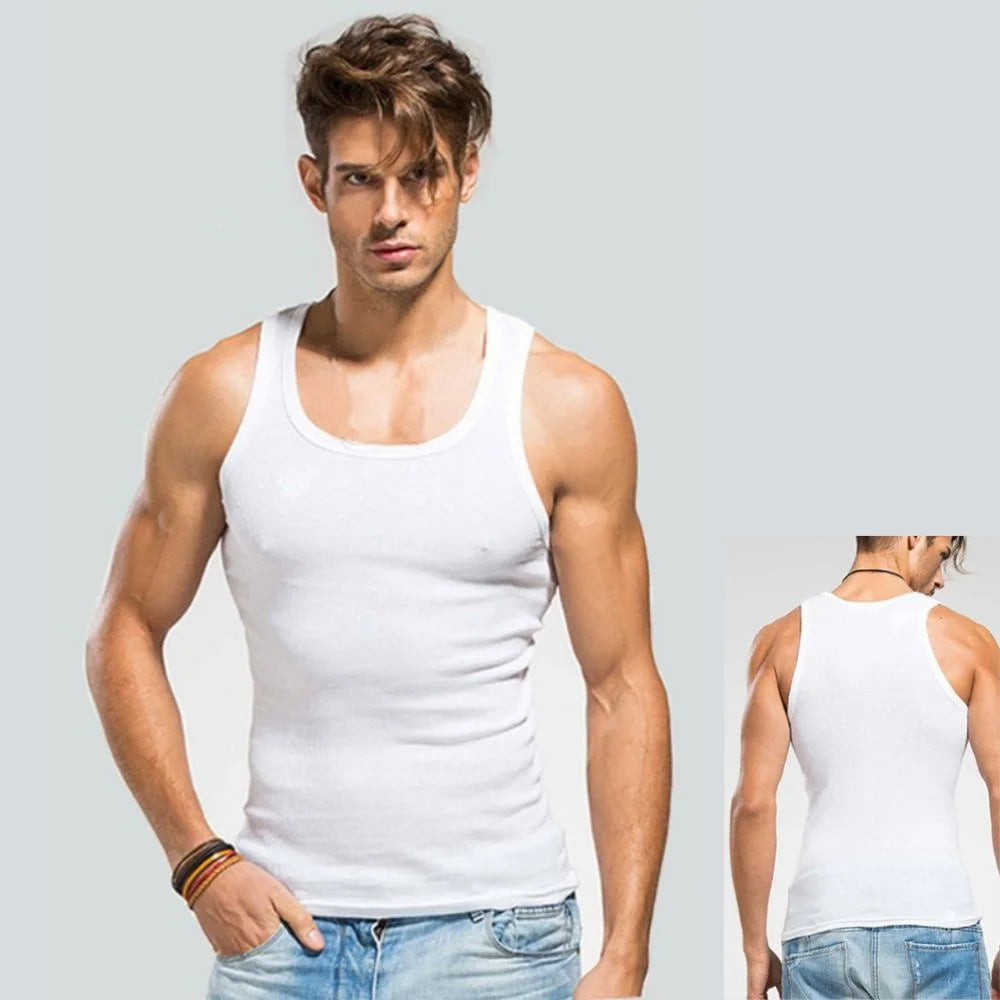 Mand i hvid tanktop og jeans, set forfra og bagfra, poserer mod grå baggrund. Mode, herretøj, casual stil.