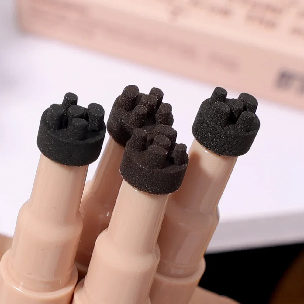 Fire makeup contour sticks med svampeapplikatorer i forskellige nuancer. Perfekt til præcis ansigtskonturering og makeup påføring.