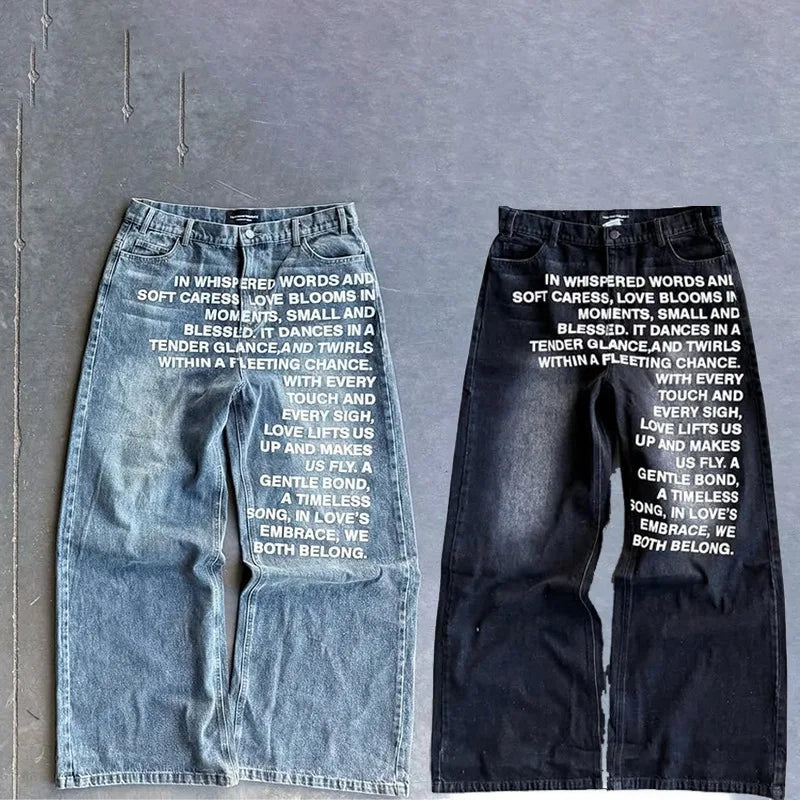 To par jeans med tekstprint på benene, en i lyseblå og en i sort denim. Trendy mode, unisex design, casual stil, moderne streetwear.