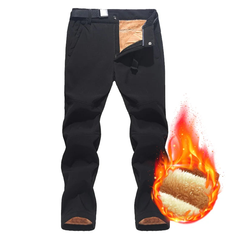 Sorte fleeceforede vinterbukser til mænd, varme og vindtætte, med flammeikon der symboliserer varmeisolering. Perfekte til udendørs aktiviteter.