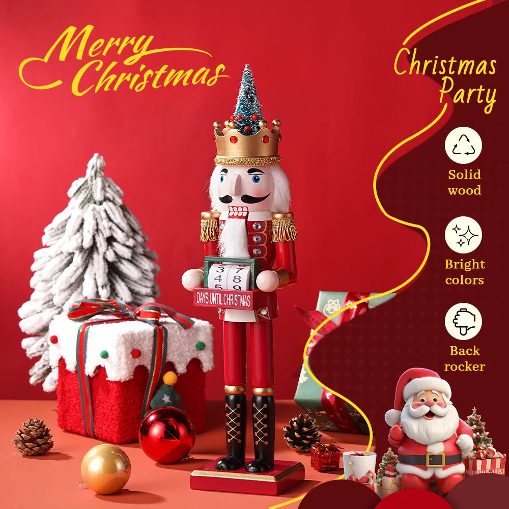 Juletræsnøddeknækker i rød uniform med krone, juletræ og gaver i baggrunden. Perfekt til juledekoration. Solidt træ, lyse farver.