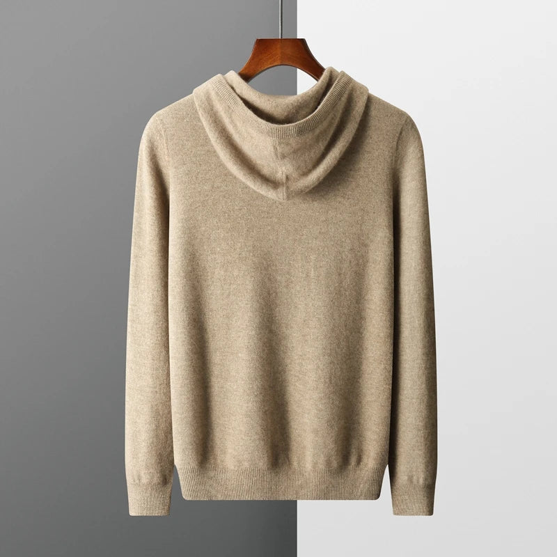 Beige hættetrøje i kashmir på træbøjle, minimalistisk design, set bagfra. Luksuriøs og blød, perfekt til stilfuld vintermode.