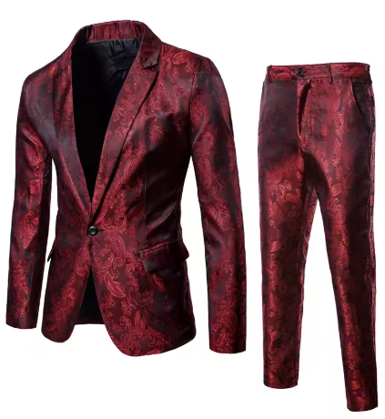 Rød jakkesæt med paisley-mønster, bestående af jakke og bukser. Elegant herretøj til festlige lejligheder. Luksuriøst design i silke-look.