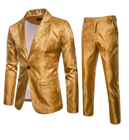 Guldfarvet jakkesæt med elegant paisley-mønster, bestående af blazer og bukser. Perfekt til festlige lejligheder og stilfulde events.