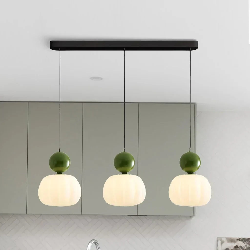 Moderne køkkenlampe med tre hængende pendler, grønne og hvide skærme, minimalistisk design, ideel til stilfuld belysning over køkkenø.