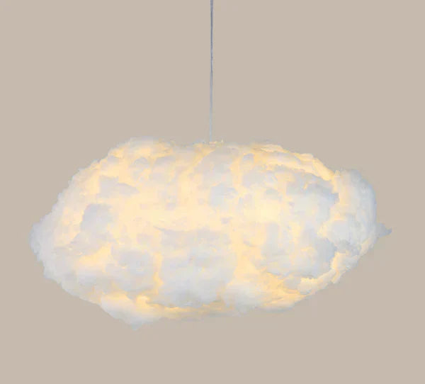 Skyformet lampe i hvidt, blødt design hængende fra loftet, der ligner en oplyst sky. Perfekt til moderne indretning og hyggelig belysning.