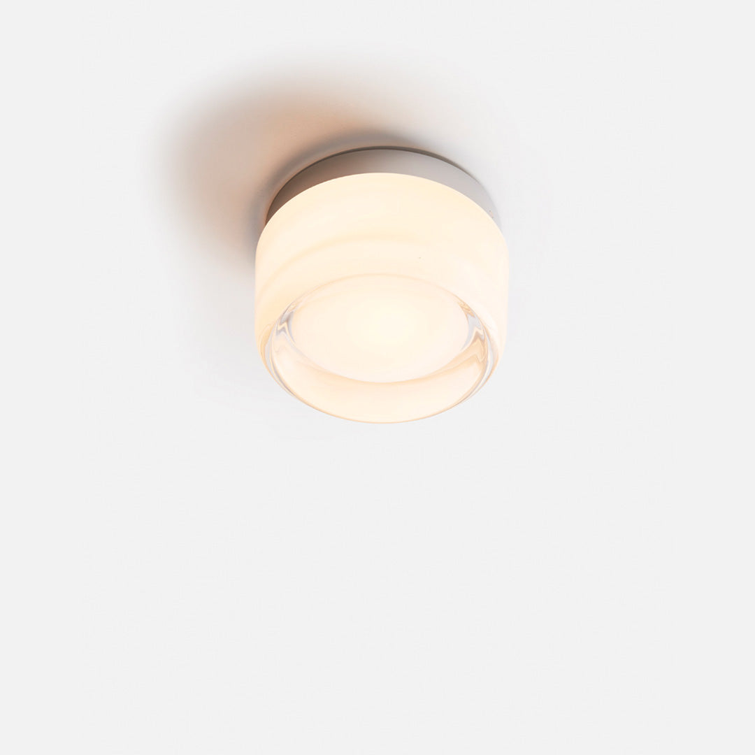 Moderne rund loftslampe i hvidt glas med blødt lys, minimalistisk design, ideel til stue eller køkken. Energi-effektiv belysning.