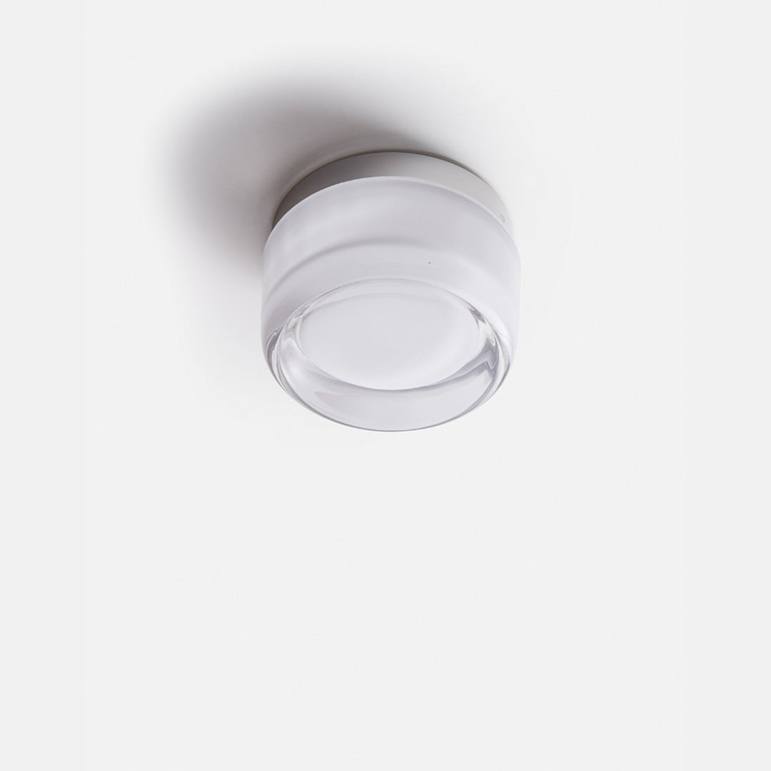 Moderne hvid loftlampe i minimalistisk design, rund form, ideel til stue eller køkken. Energibesparende LED-belysning.