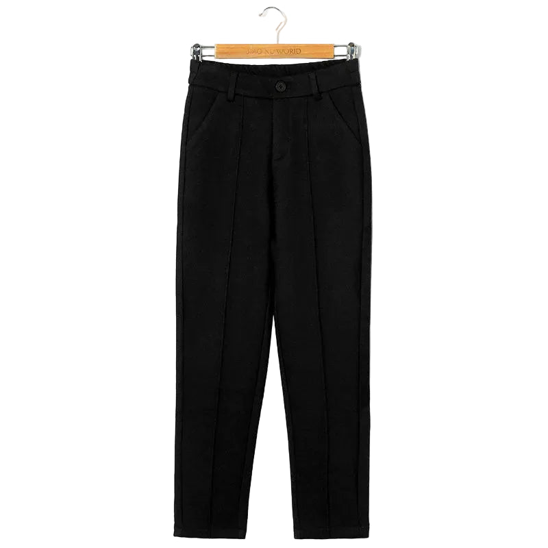 Sorte herrebukser på bøjle, klassisk design med pressefolder, velegnet til formelle anledninger. Ideelle til stilfulde og elegante outfits.