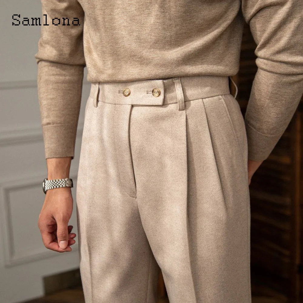 Beige uldbukser til mænd med høj talje og knapdetaljer, kombineret med en matchende sweater. Elegant herremode, stilfuldt og tidløst design.