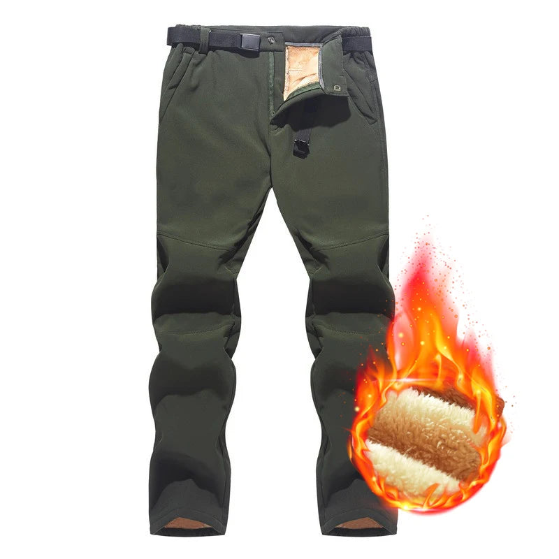 Grønne vandtætte fleece-forede vinterbukser til mænd med bælte, termisk isolering, velegnet til udendørs aktiviteter i koldt vejr.