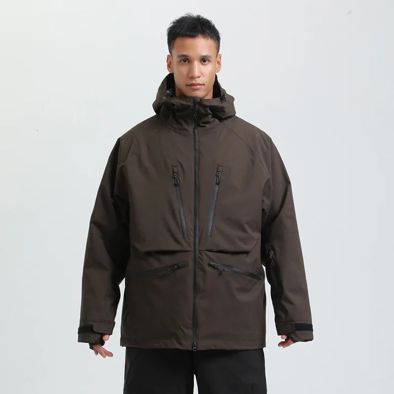 Brun vinterjakke til mænd med hætte og lynlåslommer, slidstærk og vandafvisende. Perfekt til udendørs aktiviteter i koldt vejr.