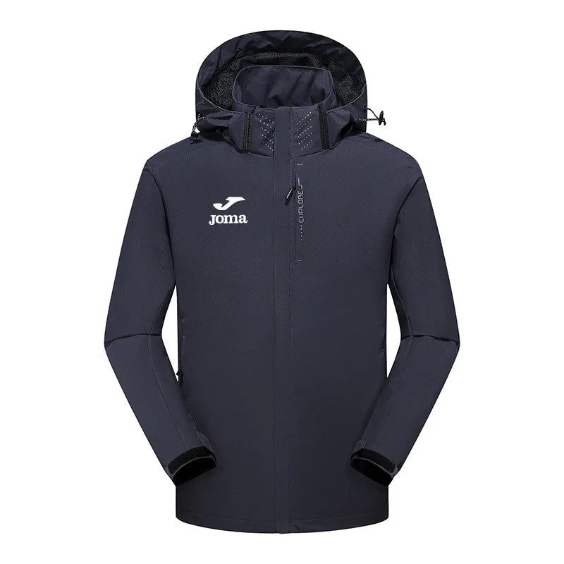 Mørkeblå Joma herrejakke med hætte, vandtæt og vindtæt design, ideel til udendørs aktiviteter. Sporty og funktionel jakke til mænd.