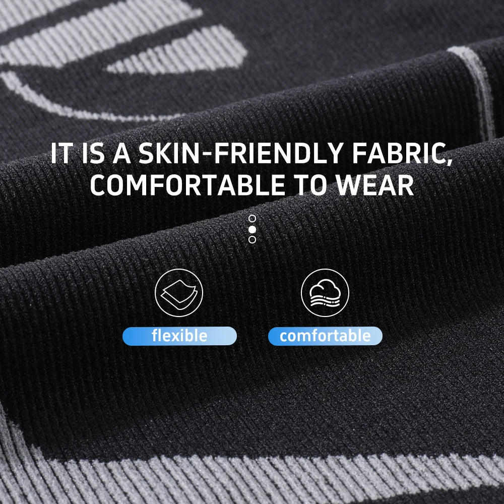 Sort stof med tekst "hudvenligt, behageligt at bære", ikoner for fleksibilitet og komfort. Ideelt til tøj, blødt og elastisk materiale.