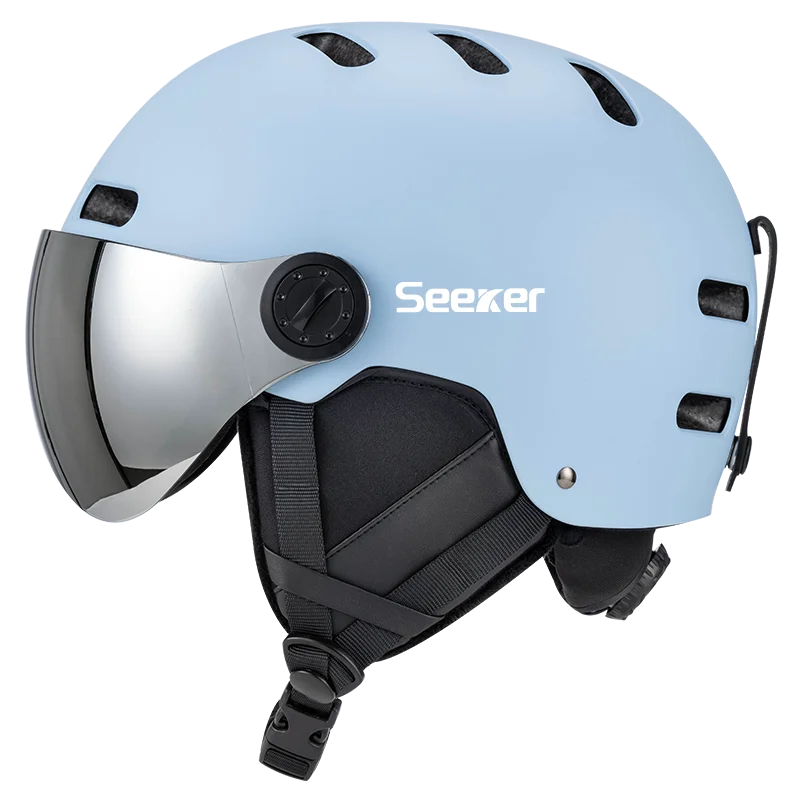 Lys blå skihjelm med visir, mærket Seeker. Moderne design, justerbar rem, ventilation. Ideel til ski og snowboard. Sikkerhed og stil kombineret.
