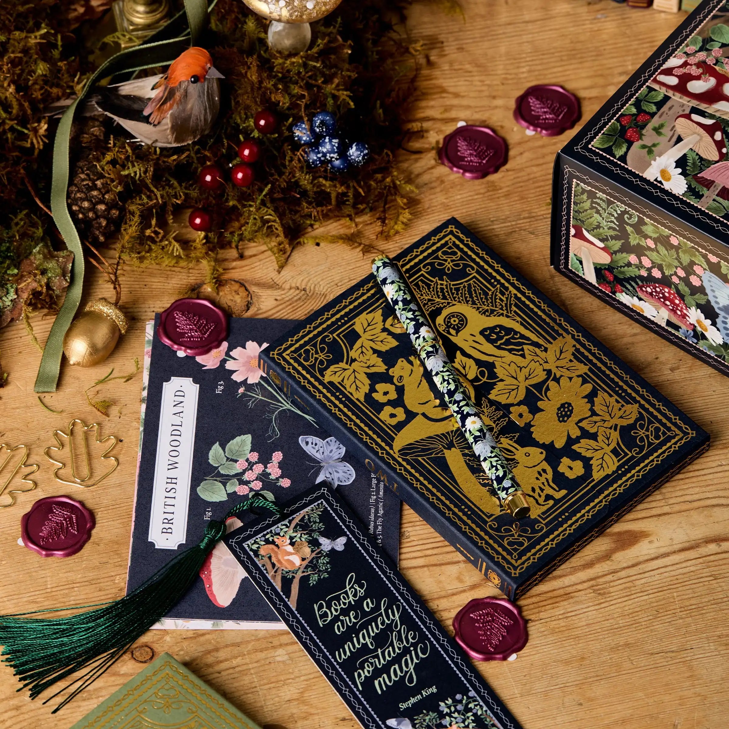 Skrivebord med British Woodland notesbøger, dekoreret pen, bogmærke og vokssegl. Perfekt til kreativ skrivning og gaveidéer.