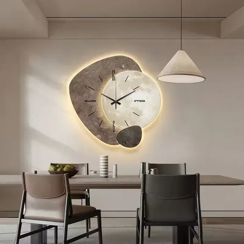 Vægur i moderne design med LED-belysning hænger over spisebord i stilfuldt indrettet spisestue. Minimalistisk interiør, skandinavisk stil.