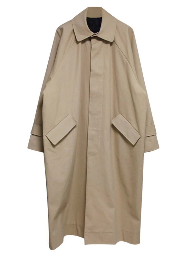 Beige trenchcoat med klassisk design, store lommer og krave. Perfekt til forår og efterår. Stilfuld og tidløs overtøj til mænd og kvinder.