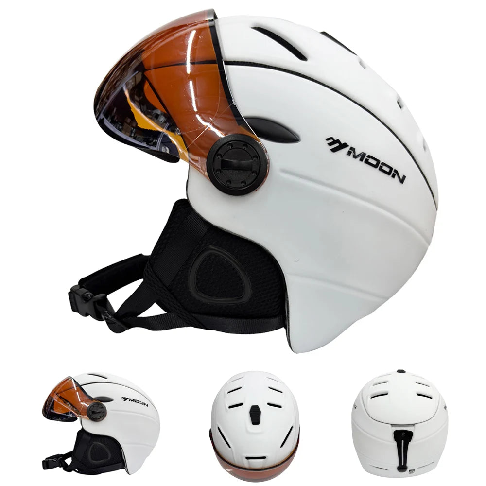 Hvid cykelhjelm med integreret visir, justerbar rem og ventilationshuller. Moderne design, sikkerhed og komfort til cyklister.