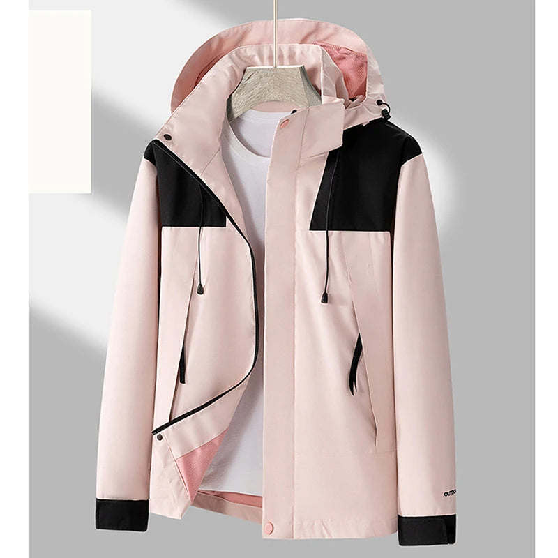 Lyserød og sort jakke med hætte, lynlås og snoretræk, hængende på bøjle. Moderne design, velegnet til udendørs brug og modebevidste.