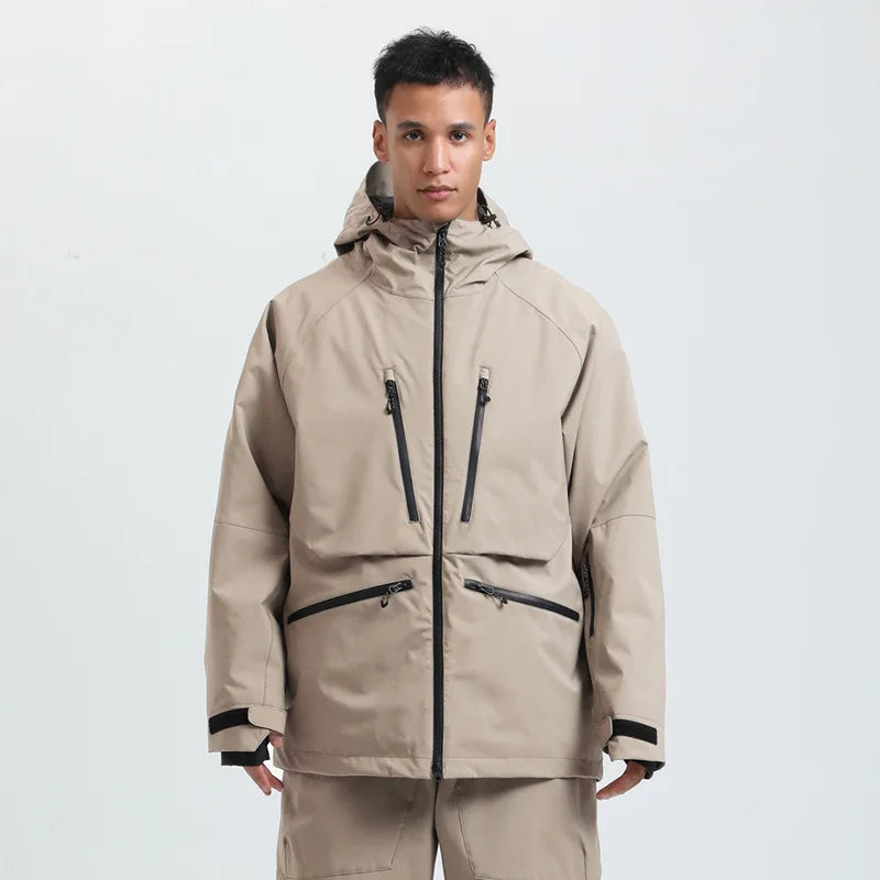 Beige herre vinterjakke med hætte, lynlåse og lommer. Ideel til udendørs aktiviteter. Komfortabel og stilfuld jakke til koldt vejr.