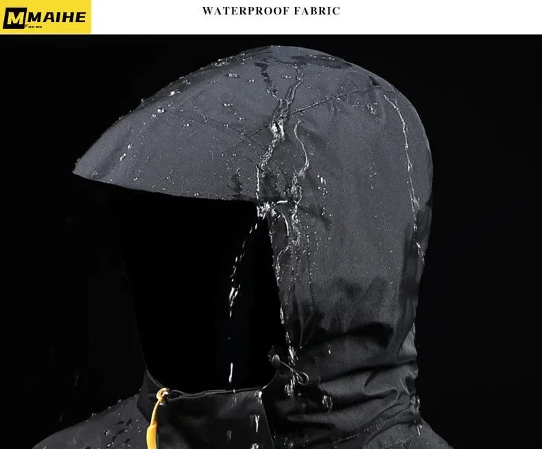 Sort vandtæt jakke med hætte, vandafvisende stof, regnjakke til udendørs brug, beskytter mod regn og fugt, ideel til friluftsliv.