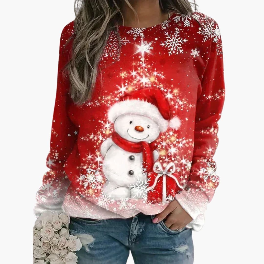 Kvinde iført rød juletrøje med snemand og snefnug, holder en buket hvide roser. Perfekt til julefest, vintermode, hyggelig stil.