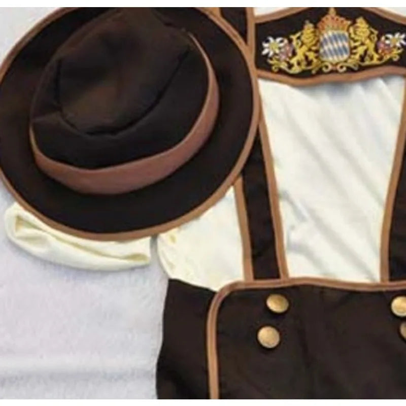 Bayersk traditionel dragt med hat og broderet emblem, typisk for Oktoberfest. Klassisk tysk lederhosen outfit i brun og beige.