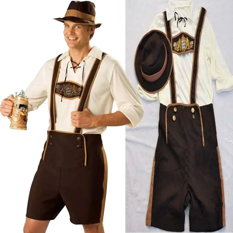 Mand i traditionel bayersk lederhosen med hat og ølkrus; ved siden af ses lederhosen-sæt med skjorte og hat. Oktoberfest kostume, tysk kultur.
