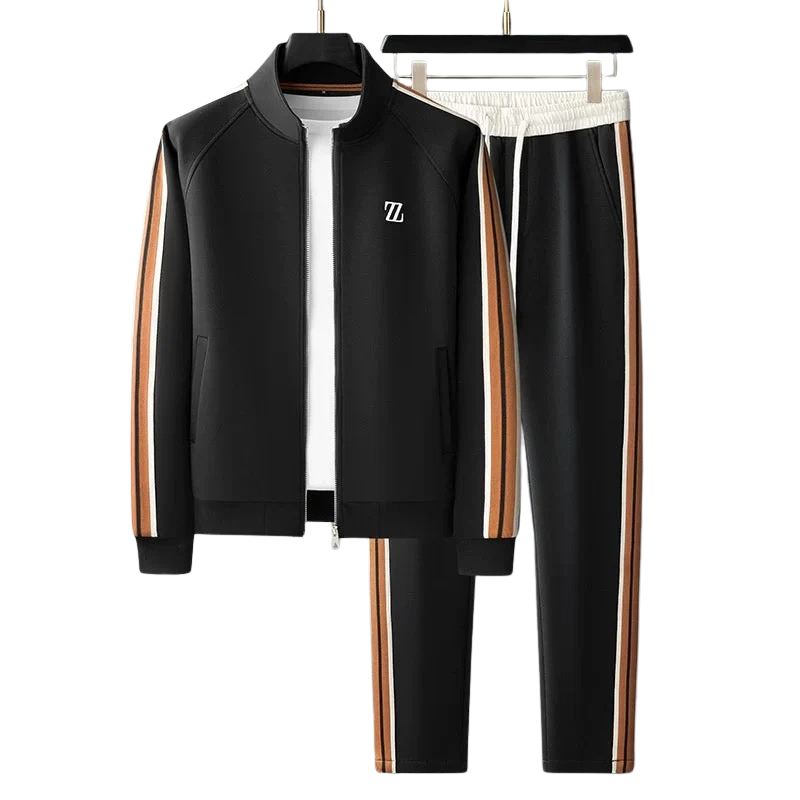 Sort træningsdragt med orange og hvide striber, lynlåsjakke og bukser, moderne sportsbeklædning, herremode, komfortabelt og stilfuldt design.