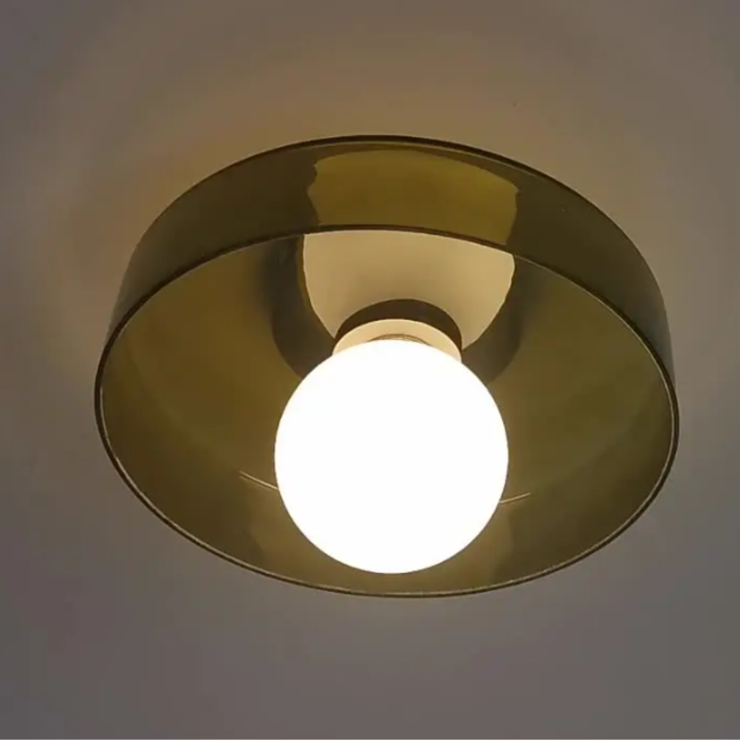 Rund loftlampe i messing med hvid pære, moderne design, energibesparende belysning, ideel til stue eller soveværelse, stilfuld indretning.
