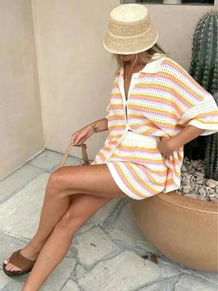 Kvinde i stribet sommerkjole og stråhat sidder ved kaktus. Mode, sommerstil, afslappet tøj, udendørs.